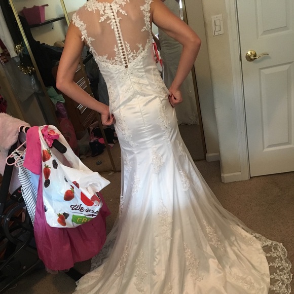Size 4 never been worn or altered wedding dress! - Picture 1 of 7